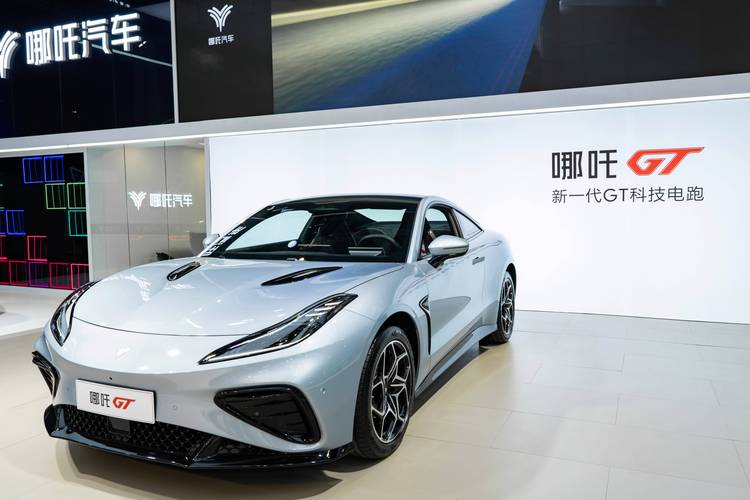 重庆222哪吒汽车在智能汽车领域的表现，领途汽车在新能源汽车市场中的影响力